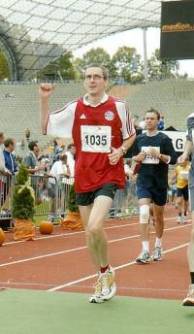 Zieleinlauf vor der Haupttribüne im Olympiastadion München